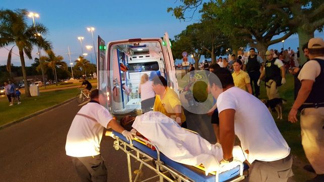 Un pescador se descompuso y cayó desde un pilar del Faro de la Costanera