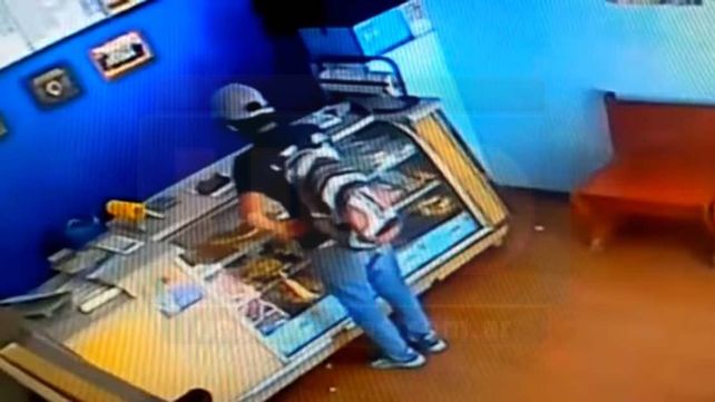 Hurtó un iPhone en una rotisería y quedo escrachado en la cámara de seguridad