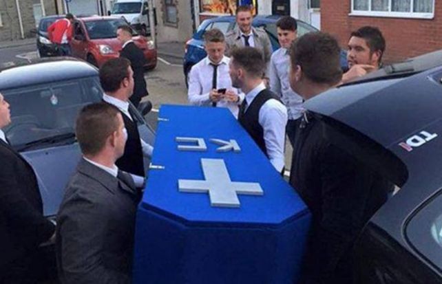 Los amigos de Jess Ferguson organizaron un funeral inolvidable para su compañero.