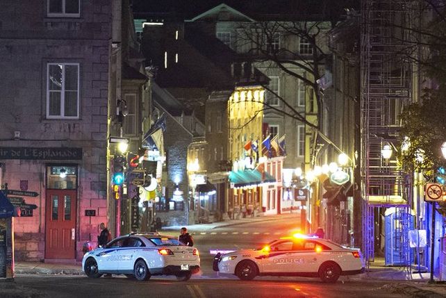 Un hombre disfrazado mató a al menos dos personas y apuñaló a otras cinco