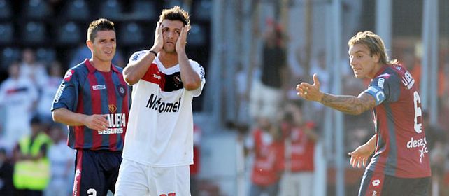 Antecedente. Urruti se agarra la cabeza entre Tula y Bottinelli. Fue un 0-0 en el Parque