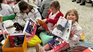 Los libros del plan de alfabetización llegaron a distintas escuelas primarias de la provincia.