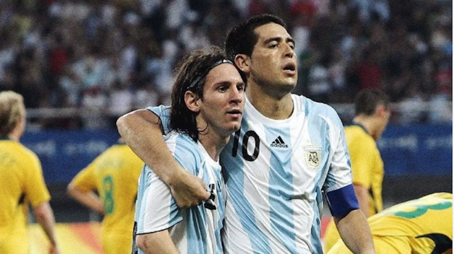 Lionel Messi y Juan Román Riquelme cuando jugaron juntos en la selección. 