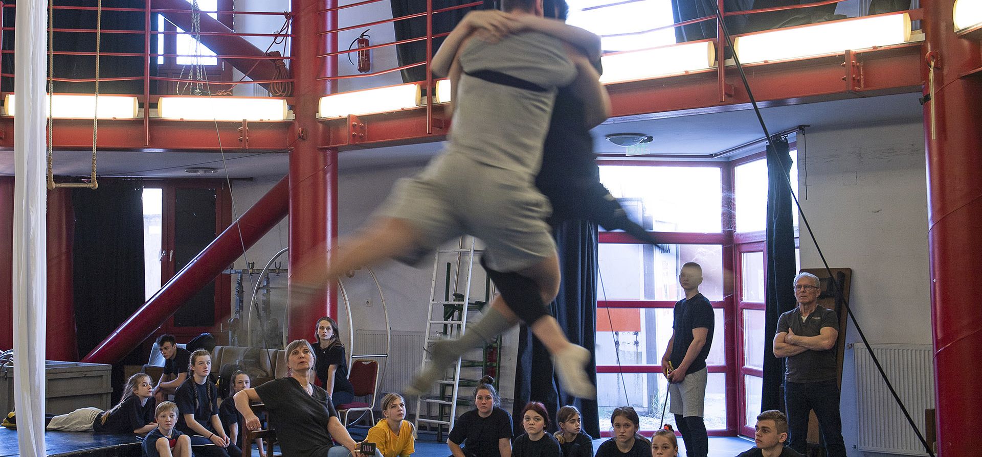 Artistas circenses ucranianos que huyeron de la guerra en Ucrania observan a sus compañeros entrenar en un centro de práctica circense en Budapest, Hungría. Foto: AP