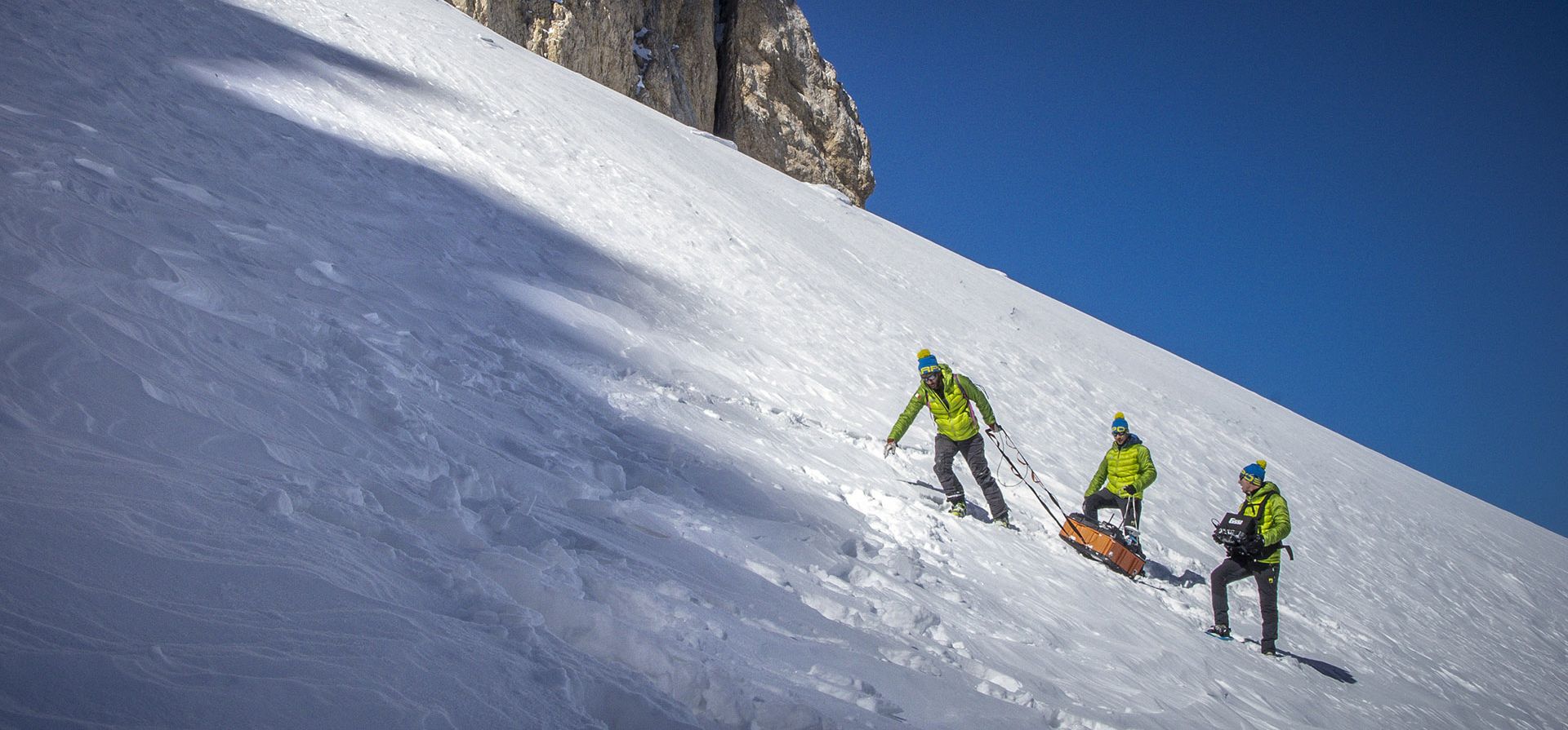 Foto proporcionada por CNR y la Universidad Ca Foscari, científicos transportan un escáner de hielo en las laderas del monte Gran Sasso d
