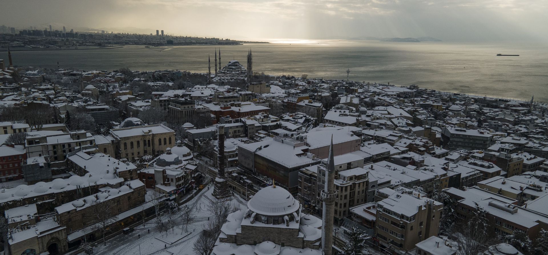 La nieve cubre los techos y la mezquita Gazi Atik Ali Paza, después de una fuerte nevada en Estambul, Turquía. Los equipos de rescate despejaron el miércoles las carreteras que se habían paralizado después de un frente frío masivo.