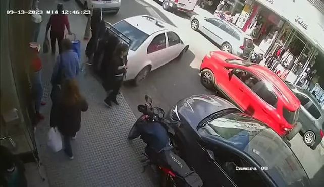 Una mujer de 71 años murió al ser embestida por un auto que estacionaba
