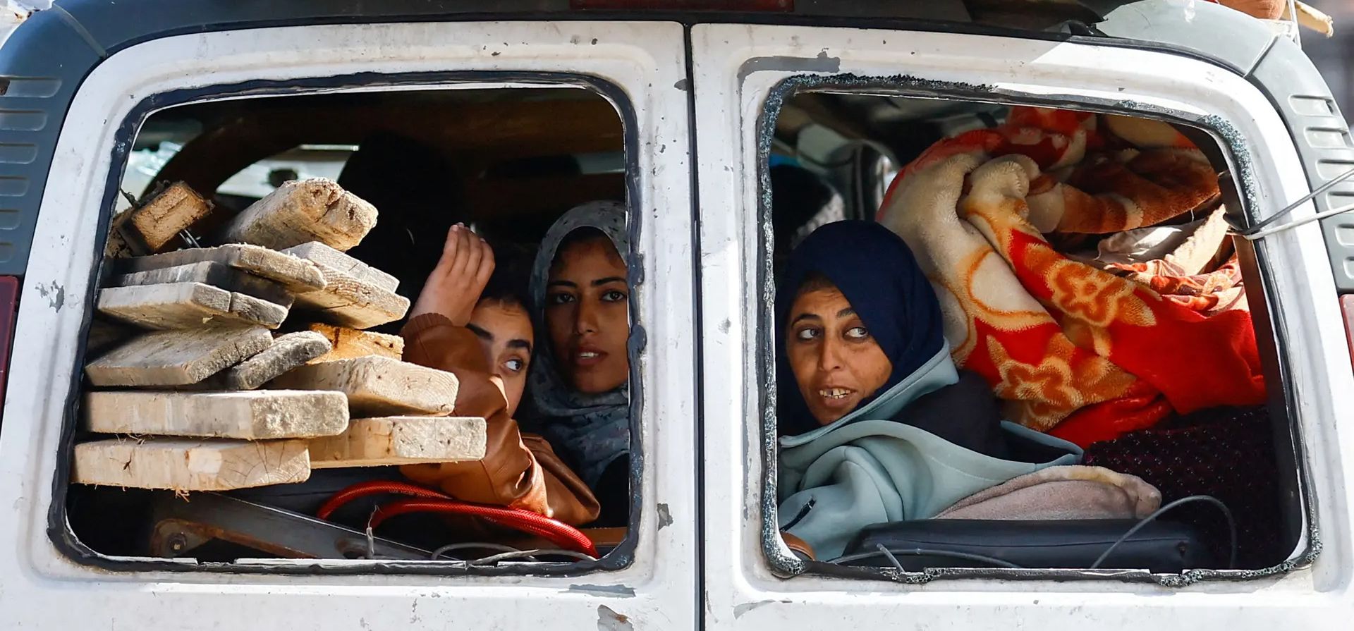 Mujeres palestinas que huyen de Jan Yunis, debido a la operación terrestre israelí, se desplazan hacia Rafah, en medio del conflicto en curso entre Israel y el grupo islamista palestino Hamas, Franja de Gaza. Fotografía: Ibraheem Abu Mustafa/Reuters Mujeres palestinas que huyen de Jan Yunis, debido a la operación terrestre israelí, se desplazan hacia Rafah, en medio del conflicto en curso entre Israel y el grupo islamista palestino Hamas, Franja de Gaza. Fotografía: Ibraheem Abu Mustafa/Reuters