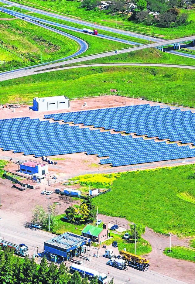 Energía limpia. Vista aérea de la planta inaugurada en San Lorenzo.