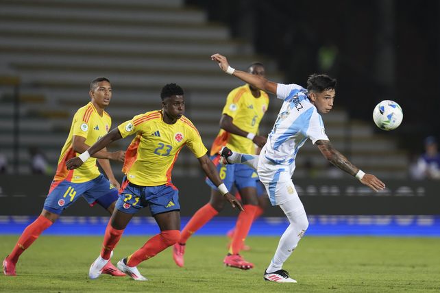 El canalla Juan Giménez la pelea con varios jugadores de Colombia. Tras la goleada ante Brasil