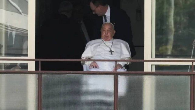 Papa Francisco: Hubo que elegir entre dejarlo ir o probar con todo, contó su médico