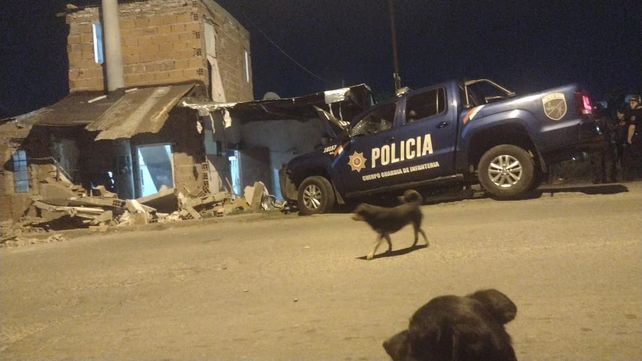 Fuerte choque de un móvil policial contra una humilde casa en barrio Industrial.