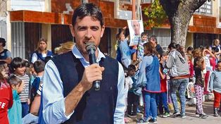 Funcionarios resignan aguinaldo y congelan su sueldo por la crisis
