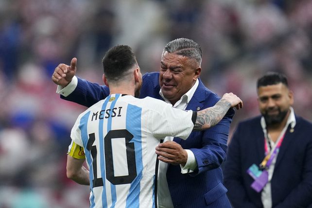 Chiqui Tapia se abraza con Lionel Messi tras la consagración en Qatar 2022.