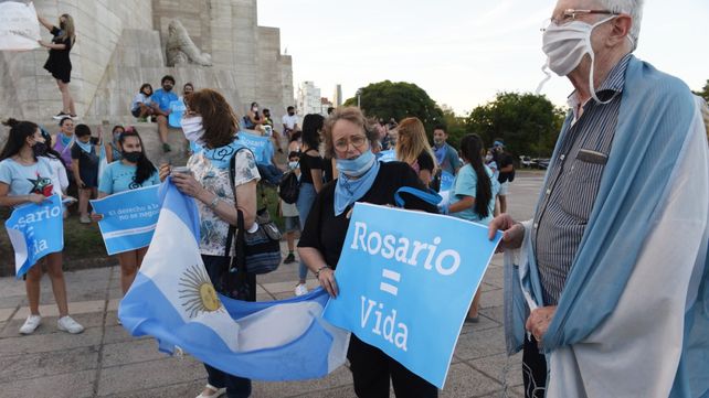 El Monumento a la Bandera se vistió de celeste con la consigna Rosario = vida