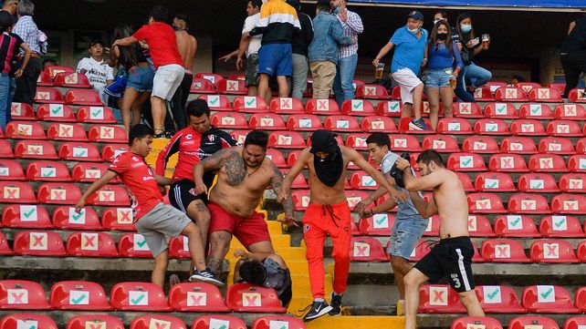 Luto en el fútbol mexicano: el partido entre Querétaro y Atlas termina en una batalla campal