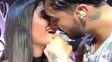 maluma subio a una fan al escenario y le partio la boca con un apasionado beso