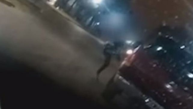 Vio a su ex con otra, le destrozó la camioneta y la grabaron con un celular