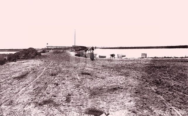Puente Ramón García (1907). Primer puente de madera y tierra entre Santo Tomé y Santa Fe.