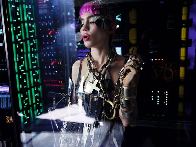 La canadiense Claire Elise Boucher, conocida como Grimes, representa el mes de septiembre. Su música oscila entre diferentes estilos, como el dream pop, el synth-pop, el art pop, la electrónica, el pop experimental, el R&B y el hip hop.