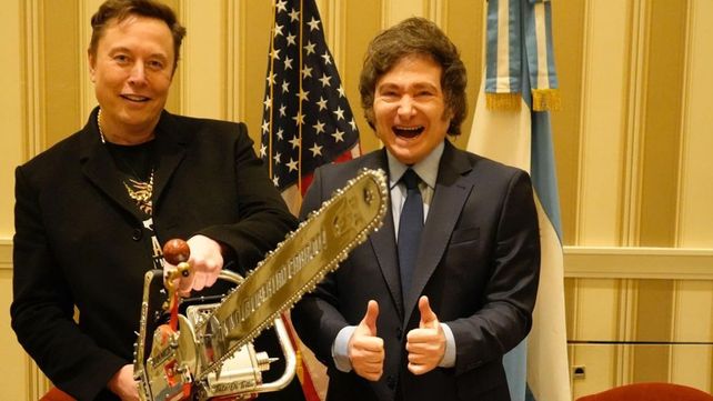 Javier Milei se reunió con Elon Musk en EEUU y le regaló una motosierra