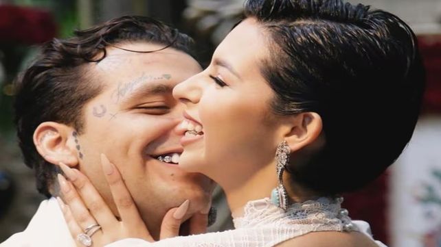 El corprendente casamiento de Cristian Nodal y la cantante mexicana Ángela Aguilar.