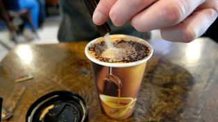Por temor a perder el trabajo, le envenenaba el café a una compañera 