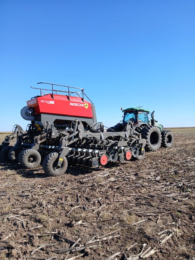 Sembradora con tractor de regalo: Indecar hizo efectiva su oferta más llamativa del año