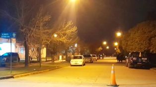 Efectivos policiales permanecían anoche custodiando las instalaciones del hospital de San Martín de las Escobas.