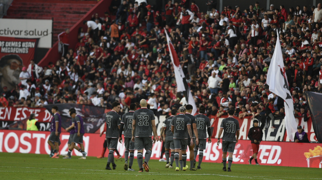 Los futbolistas de Newells se retiran del Coloso luego de la derrota frente a Banfield en el Coloso.