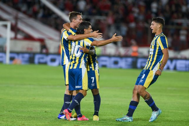 Malcorra, Komar, Montoya y Veliz festejan en medio de la única alegría de Central como visitante en la Liga Profesional, ante Huracán.