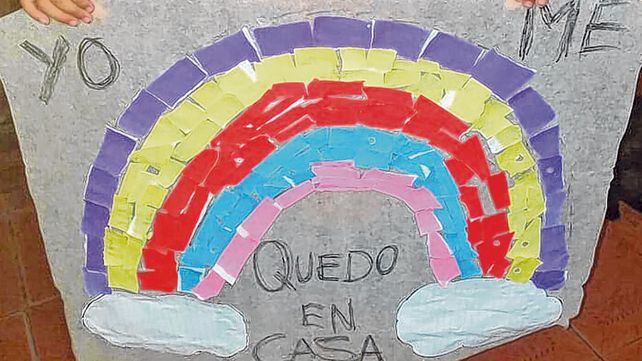 Uno de los nenes del Jard&iacute;n El Soldadito muestra un afiche que hizo con un mensaje acorde a la cuarentena.