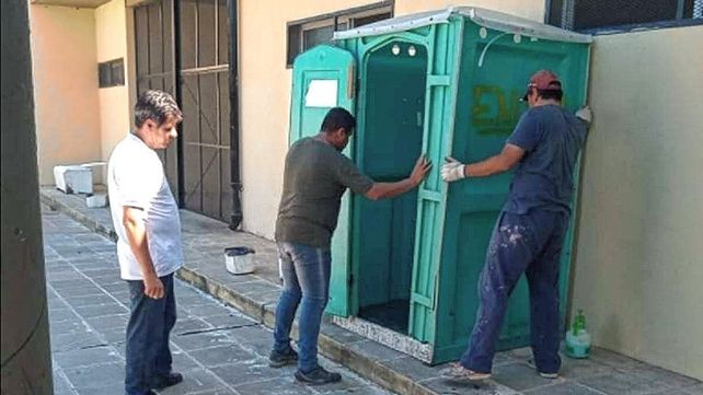 Los operarios equiparon con dos sanitarios a la escuela para que los chicos arranquen las clases.