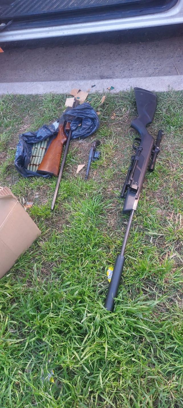 Las armas que estaban en el interior del transporte escolar