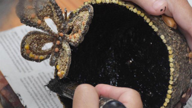 Diamante: jóvenes realizan macetas de yerba reciclada