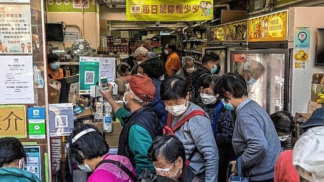En las farmacias de Hong Kong también era difícil encontrar paracetamol o kits de test de antígenos