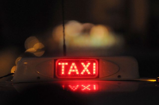 Asalto a taxista: los llevó como pasajeros, le robaron y lo apuñalaron