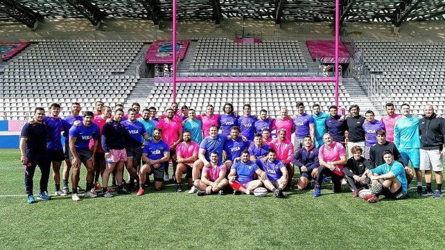 Los Pumas junto al plantel del Stade Francais en la jornada final del camp en Europa. Los Pumas junto al plantel del Stade Francais en la jornada final del camp en Europa.