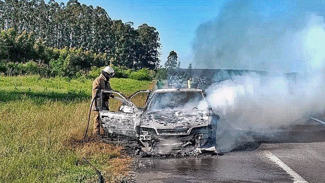 EL vehículo se consumió por completo tras el incidente en la ruta 14.