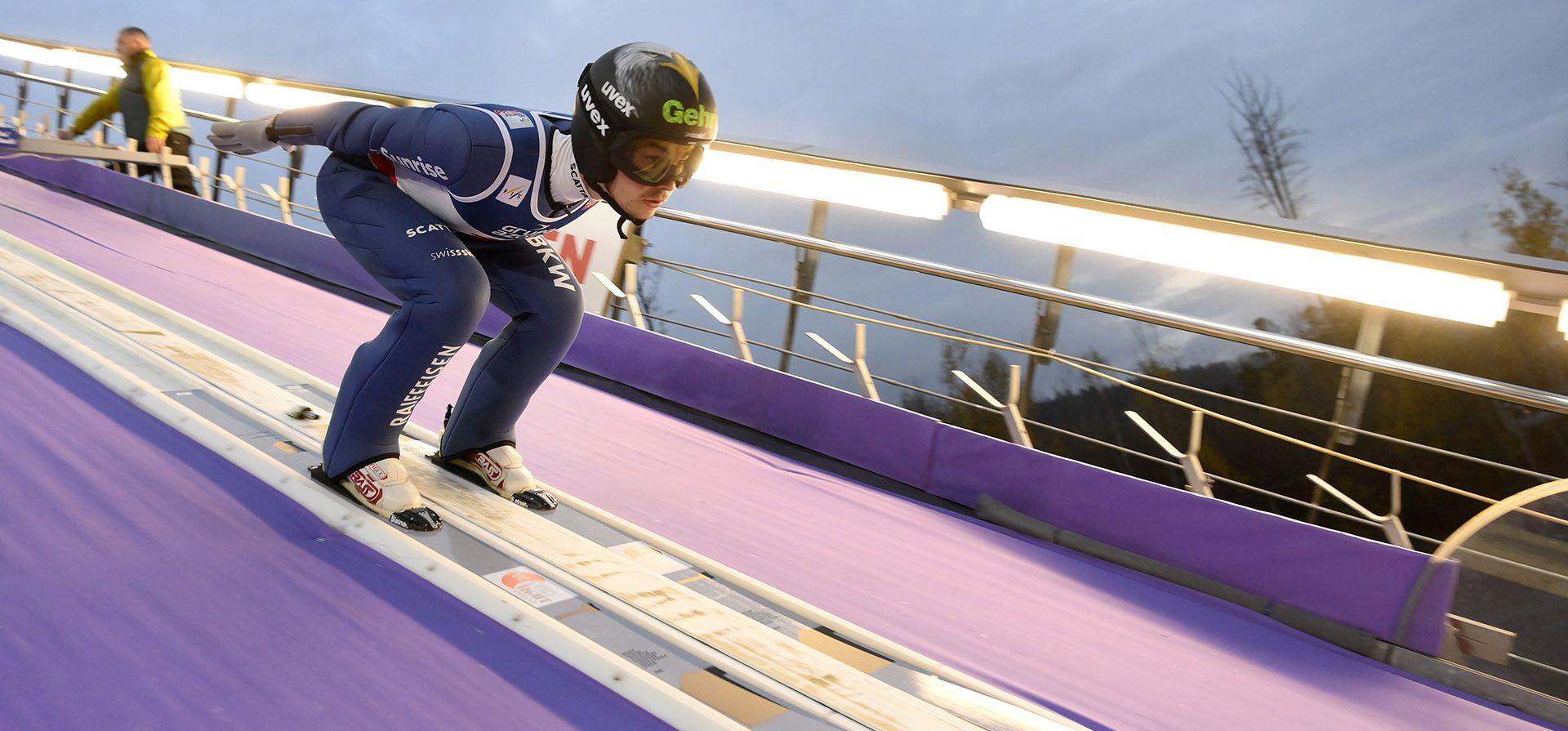 Sandro Hauswirth, de Suiza, realiza una carrera de entrenamiento antes de la calificación FIS masculina HS134 en la Copa Mundial de Salto de Esquí en Wisla, Polonia, el viernes 4 de noviembre de 2022.