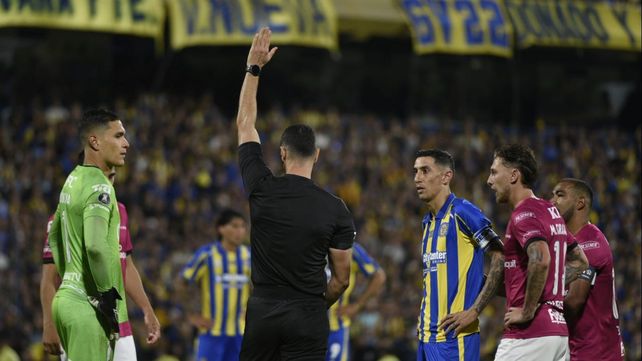 Las decisiones de Wilmar Roldán no fueron modificadas por el VAR de Central e Independiente del Valle.