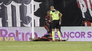 Vangioni quedó tirado en un pasaje con síntomas de dolor por la molestia muscular. Terminó jugando diezmado pero dejó todo.