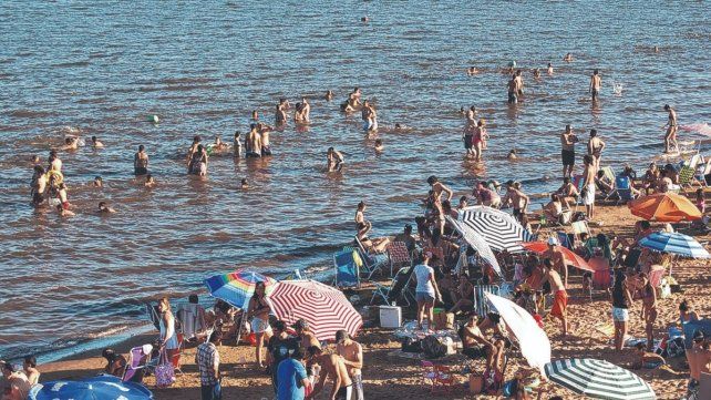 Las cristalinas aguas del río Uruguay son elegidas por los turistas.