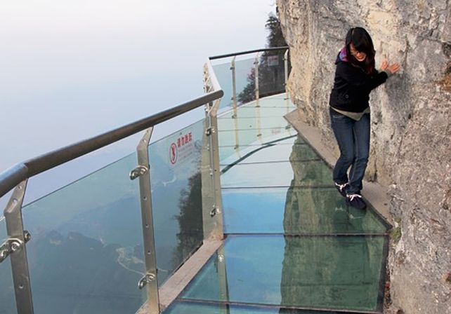 China inaugura un puente colgante de cristal sobre un precipicio a 180 metros de altura