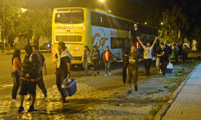 Cerca de las 21 todavía arribaban a Rosario micros provenientes de Olavarría.