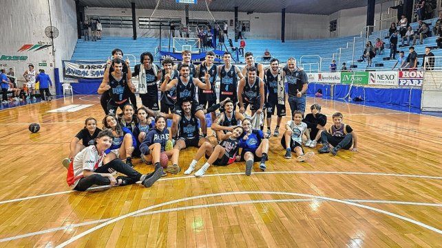 El festejo de los jugadores de Echagüe tras el partido.&nbsp;