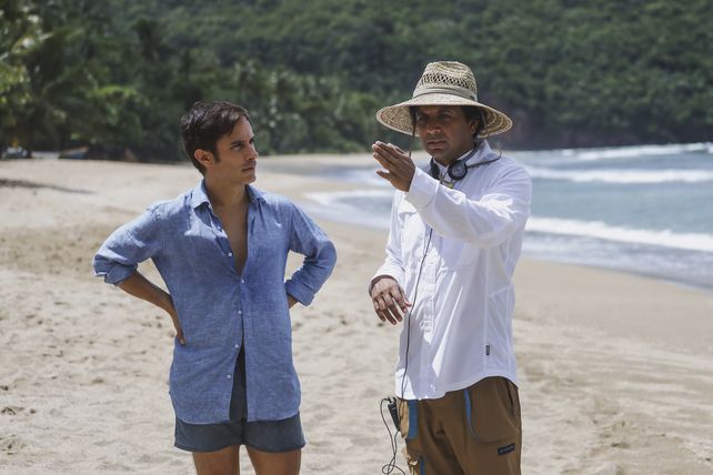 García Bernal y Shyamalan durante el rodaje en República Dominicana.