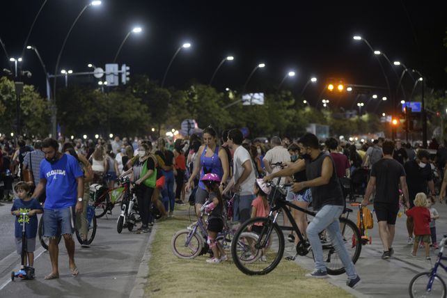 Una multitud se sumó anoche a la primera Calle Recreativa nocturna.