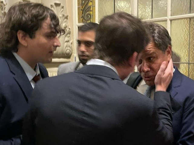 Santiago Caputo increpa a Facundo Manes en los pasillos del Congreso.