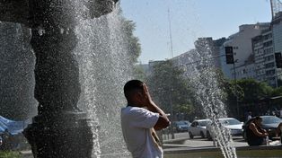Quienes transitaron por el centro de la capital argentina buscaron formas de aliviar el calor.